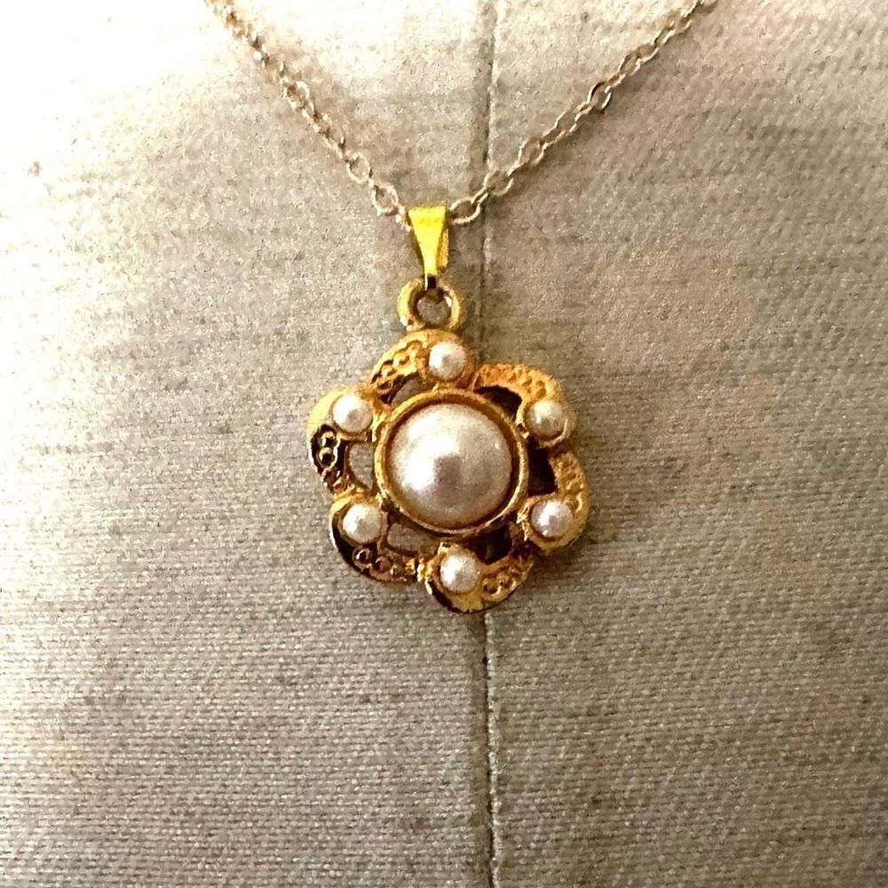 Gold tone faux pearl pendant necklace - Picture 2 of 8